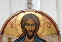 Красимир Ташев реди експозиция с икони в Къщата на художниците Красимир Ташев - икони