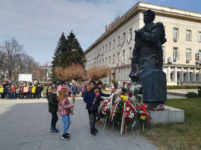 Левски