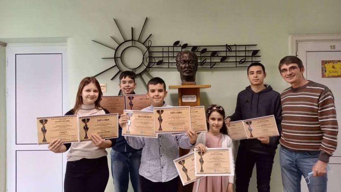 гъдулари от НУИ "П. Пипков"