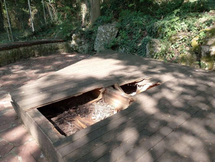 Дървена сцена - Площадка на целувките