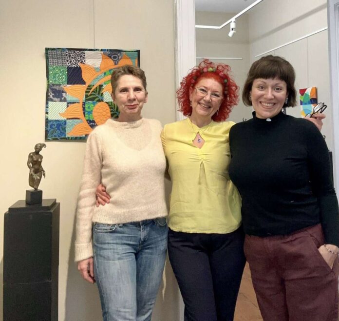 От ляво надясно: Диана Тончева, Агнес Данкова и галеристката Владимира Йорданова, която е уредник на Къщата на художниците.
