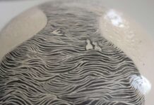 Керамиката на Даниела Пенова и музиката на Любомир Цанев си взаимодействат в аудио-визуалния им проект “Лунни морета” Даниела Пенова