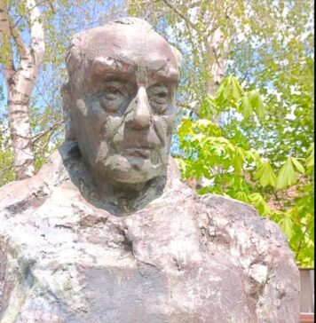 Паметникът в цял ръст на акад. Светлин Русев ще е висок 2,20 метра и ще се извисява в близост до едноименната галерия в Плевен